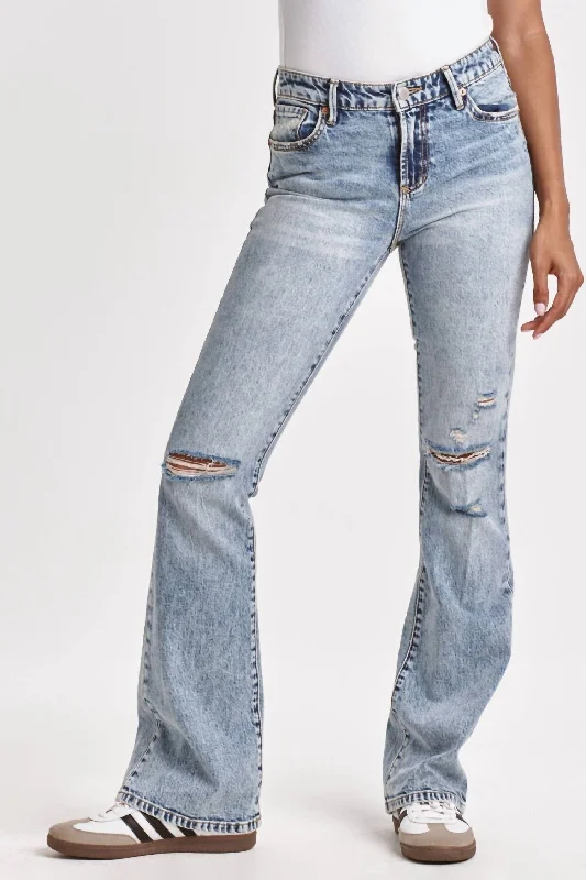 Casual Chic Looks Jaxtyn Mid Rise Bootcut Jeans In Lena Wash